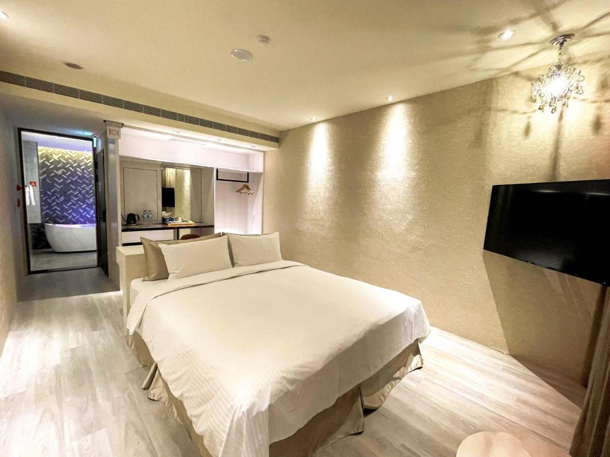 Fifth Avenue Motel Taichung Esterno foto