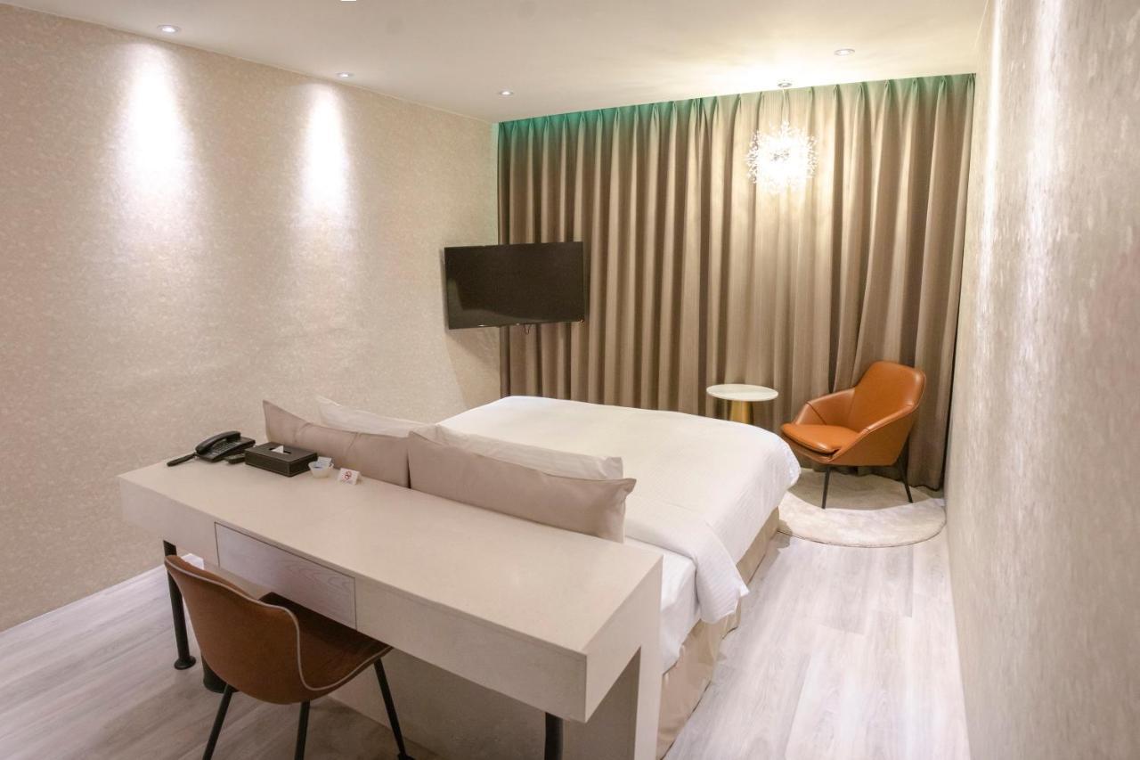 Fifth Avenue Motel Taichung Esterno foto