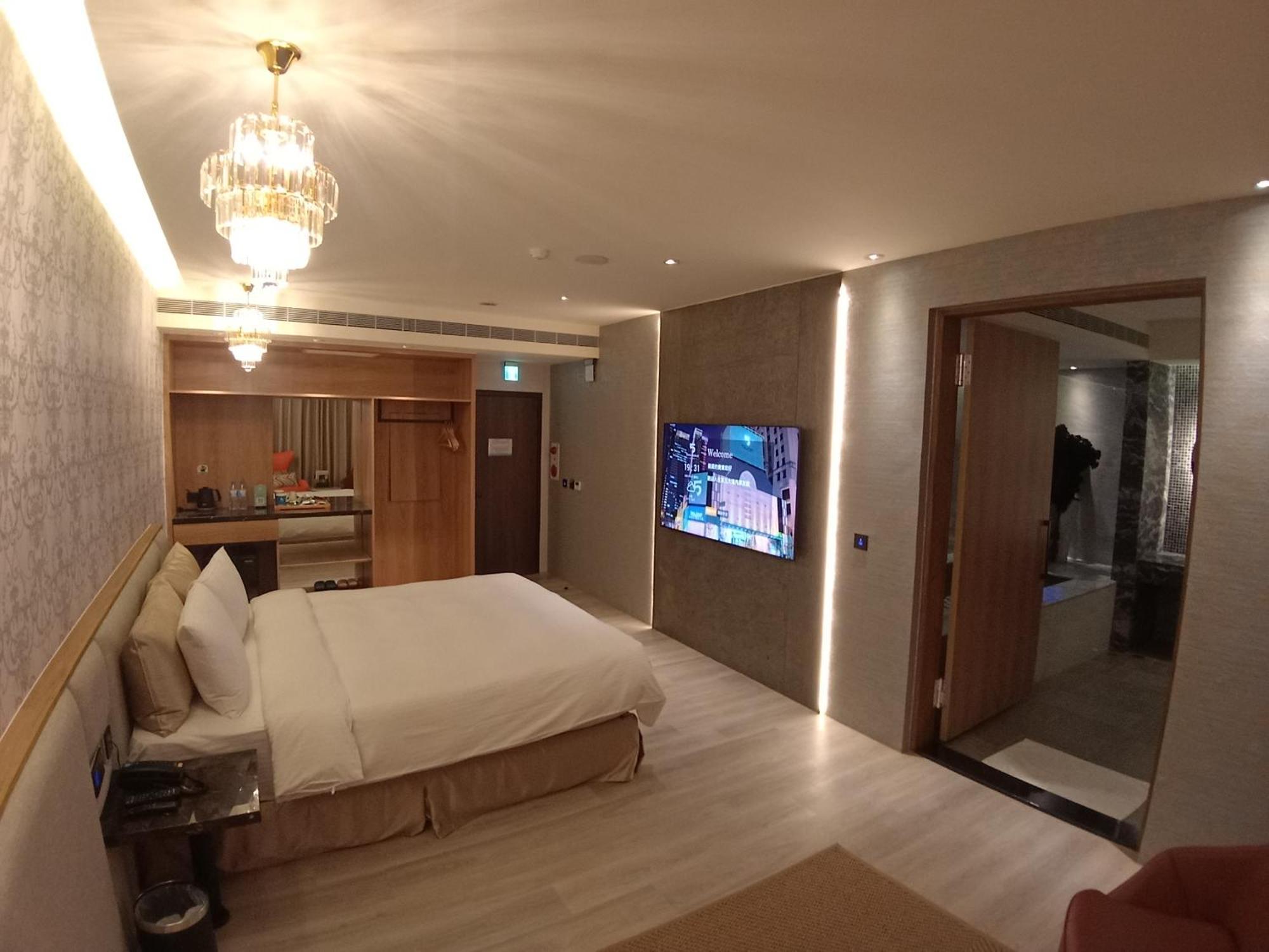 Fifth Avenue Motel Taichung Esterno foto